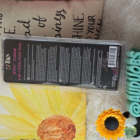 NWT Betsey Johnson Pink and White Foot Care Set - Picture 4 of 4